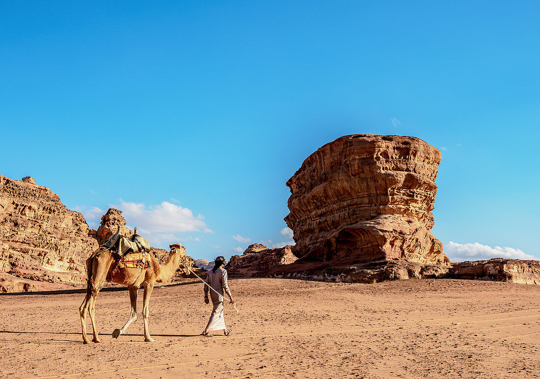 Beduine mit Kamel, Wadi Rum, Aqaba Governorate, Jordanien, Mittlerer Osten