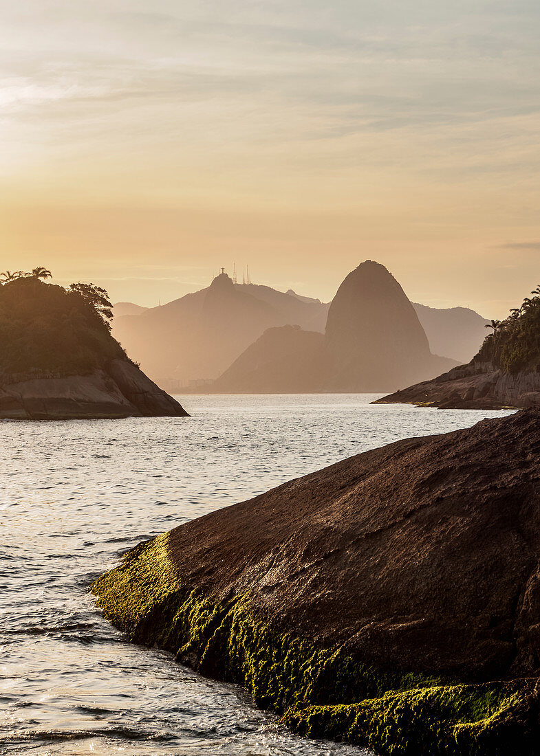 Blick über Felsen von Piratininga Richtung Rio de Janeiro, Sonnenuntergang, Niteroi, Bundesstaat Rio de Janeiro, Brasilien, Südamerika