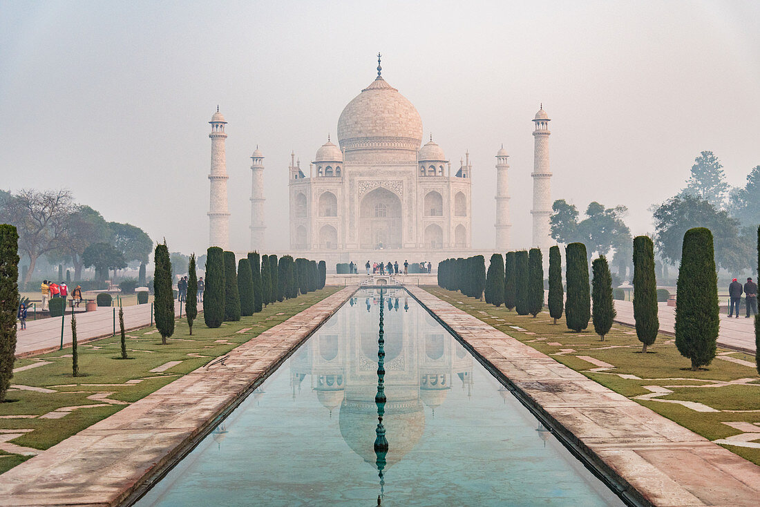 Reflexion von Taj Mahal in nebelhaftem Morgen, UNESCO-Welterbestätte, Agra, Uttar Pradesh, Indien, Asien