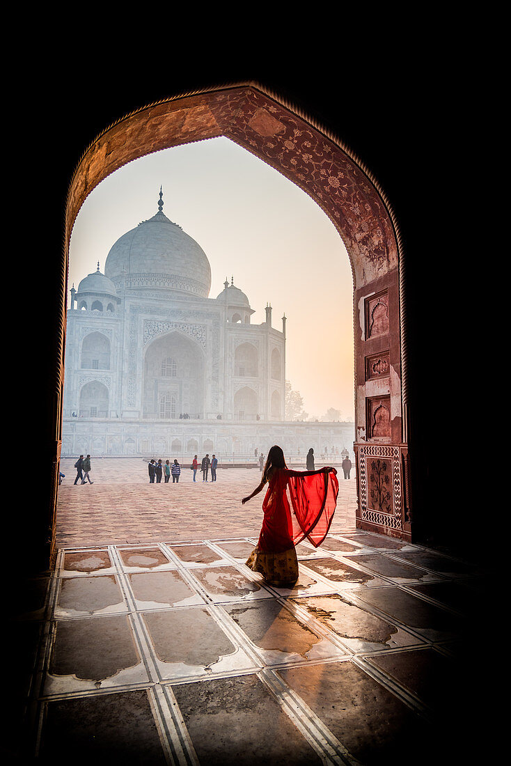 Sonnenaufgang hinter dem Taj Mahal, Frau im Vordergrund, UNESCO-Weltkulturerbe, Agra, Uttar Pradesh, Indien, Asien