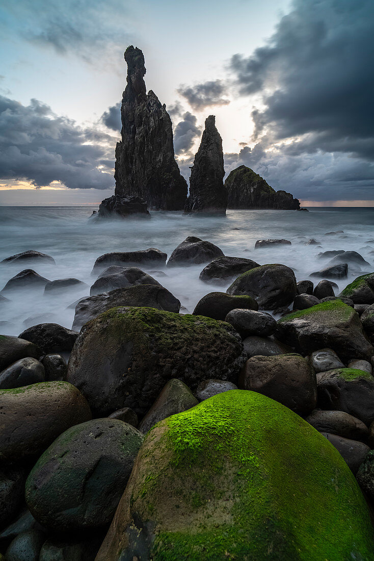 Ilheus da Rib und Ilheus Janela Felsen in der Dämmerung, Porto Moniz, Madeira, Portugal, Atlantik, Europa