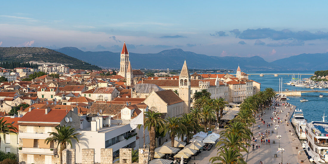 Blick auf die Altstadt und die Strandpromenade vom Karmelengo-Turm, Trogir, Kreis Split-Dalmatien, Kroatien, Europa