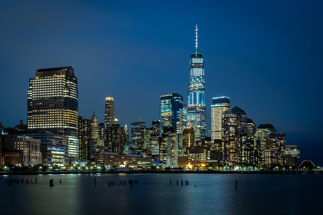 Lower Manhattan am Abend betrachtet vom Brooklyn Bridge Park, New York, Vereinigte Staaten von Amerika, Nordamerika