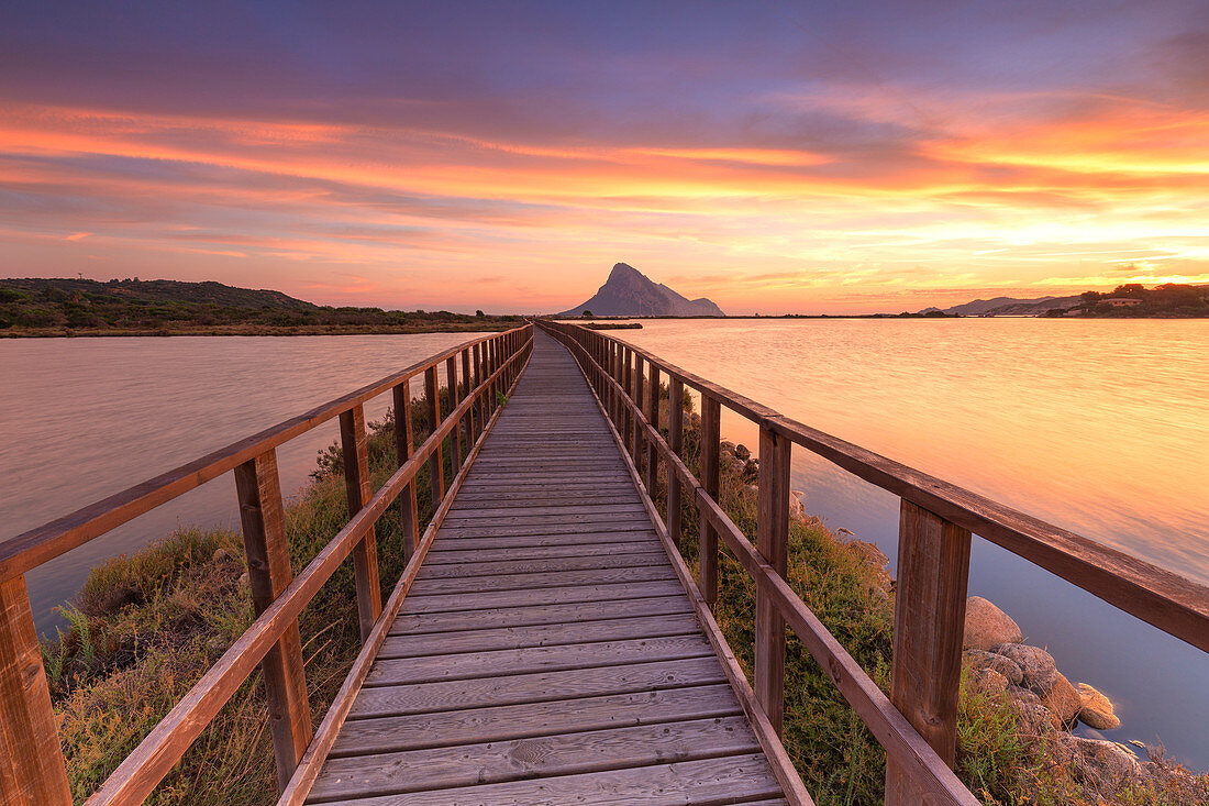 Sonnenaufgang von einem Fußgängerweg betrachtet, Porto Taverna, Provinz Loiri Porto San Paolo, Olbia Tempio, Sardinien, Italien, Mittelmeer, Europa