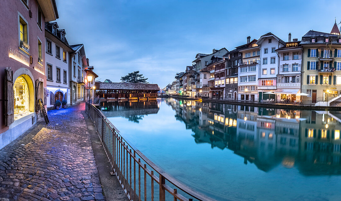 Traditionelle Häuser spiegeln sich in der Aare, Thun, Kanton Bern, Schweiz, Europa