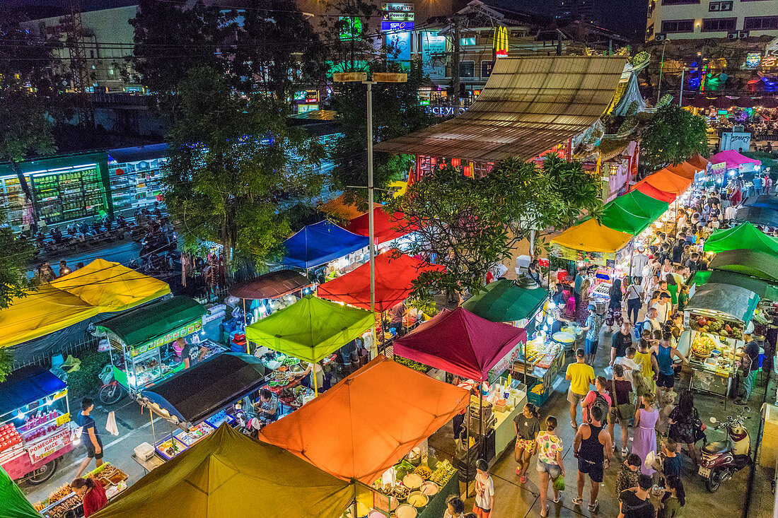 Luftaufnahme des Banzaan Nachtmarktes in Patong, Phuket, Thailand, Südostasien, Asien