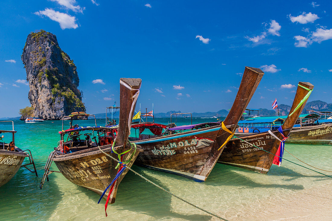 Ruea Hang Yao (thailändische Boote) auf Poda Island in Ao Nang, Krabi, Thailand, Südostasien, Asien