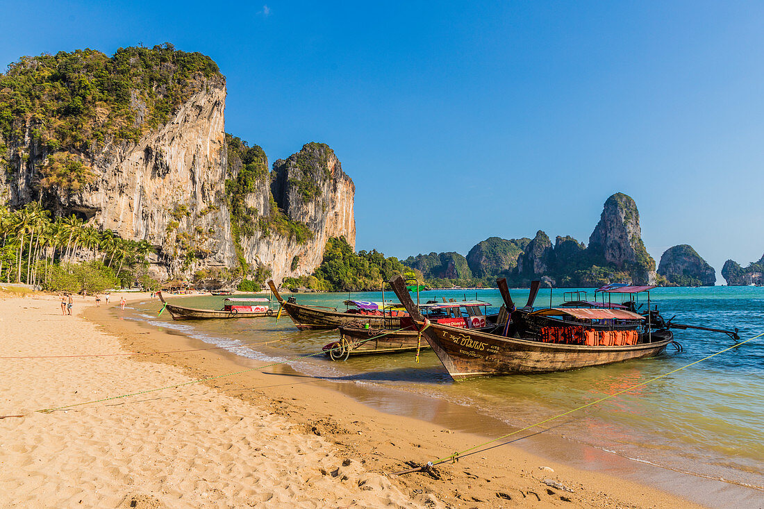 Ruea Hang Yao (thailändische Boote) auf Tonsai und Karstlandschaft in Rai Leh, Ao Nang, Krabi-Provinz, Thailand, Südostasien, Asien