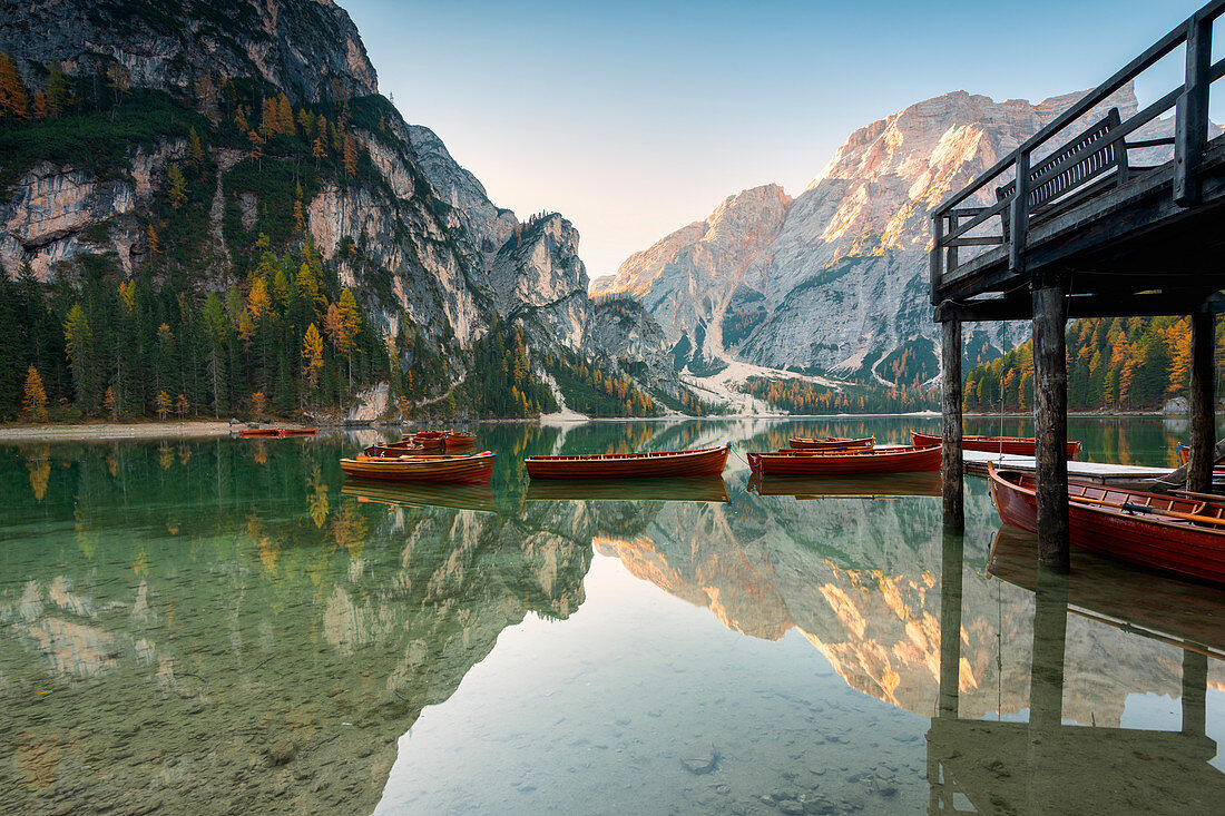 Pragser Wildsee im Herbst mit den typischen Booten des Ortes, Provinz Bozen, Trentino-Südtirol, Italien, Europa