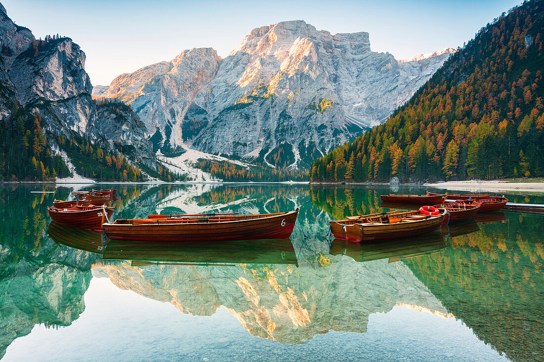 Pragser Wildsee in Trentino Alto Adige-Südtirol, in der Dämmerung, Provinz Bozen, Dolomit, Italien, Europa