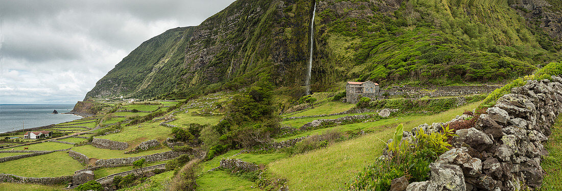Steinmauern zwischen den Feldern in ländlicher Landschaft, Azoreninseln, Flores, Portugal