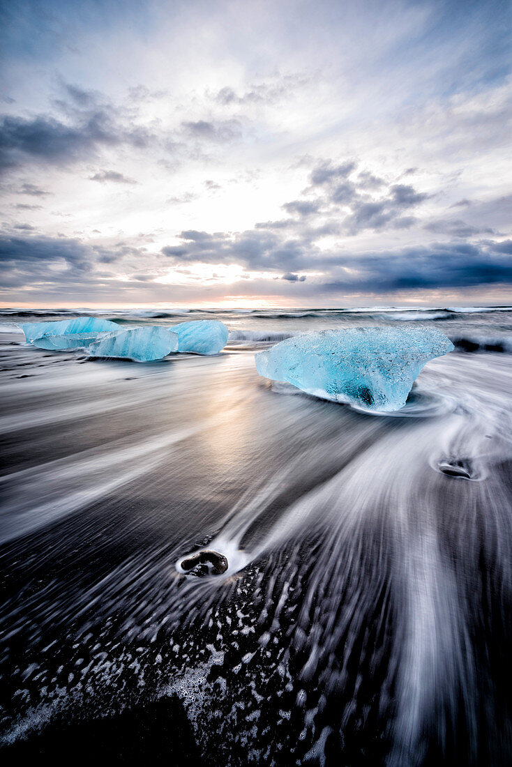 Gletscherspülung am abgelegenen Strand, Jokulsarlon, Island