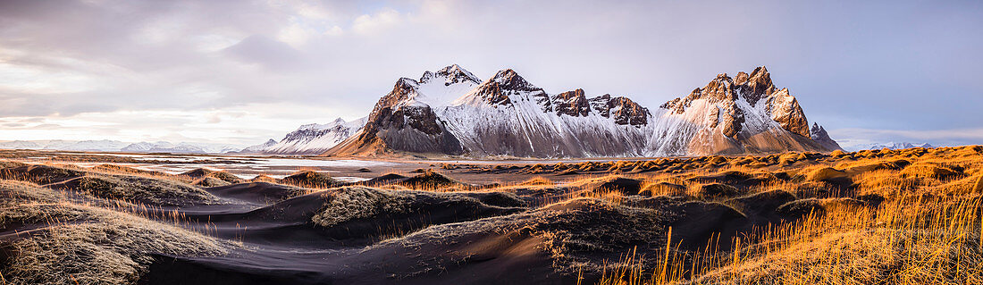 Panoramablick auf die Berge über abgelegene Felder, Stokksnes, Island