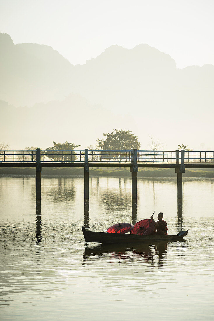 Berge und Brücke reflektierten sich im ruhigen See, Hpa, Kayin, Myanmar