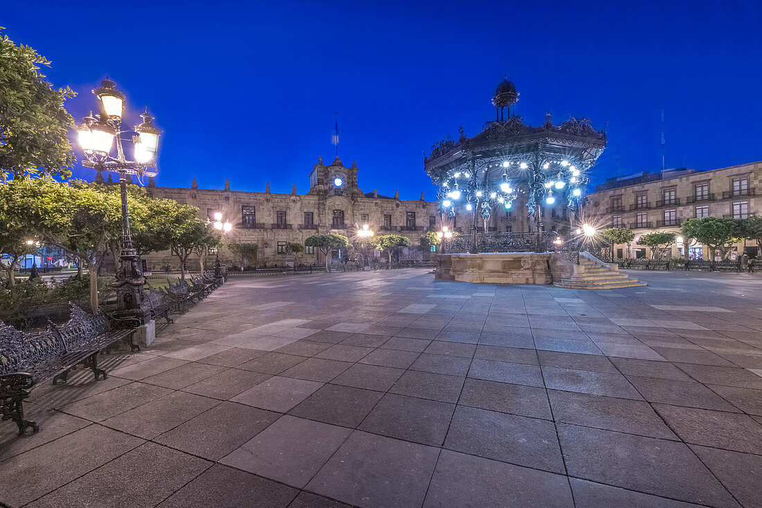 Beleuchtetes Denkmal auf der Plaza de Armas, Guadalajara, Jalisco, Mexiko