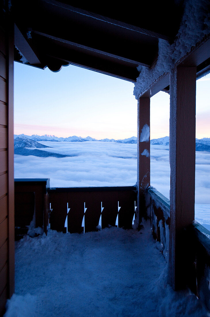 Schneebedeckte Veranda mit Blick auf die abgelegene Landschaft