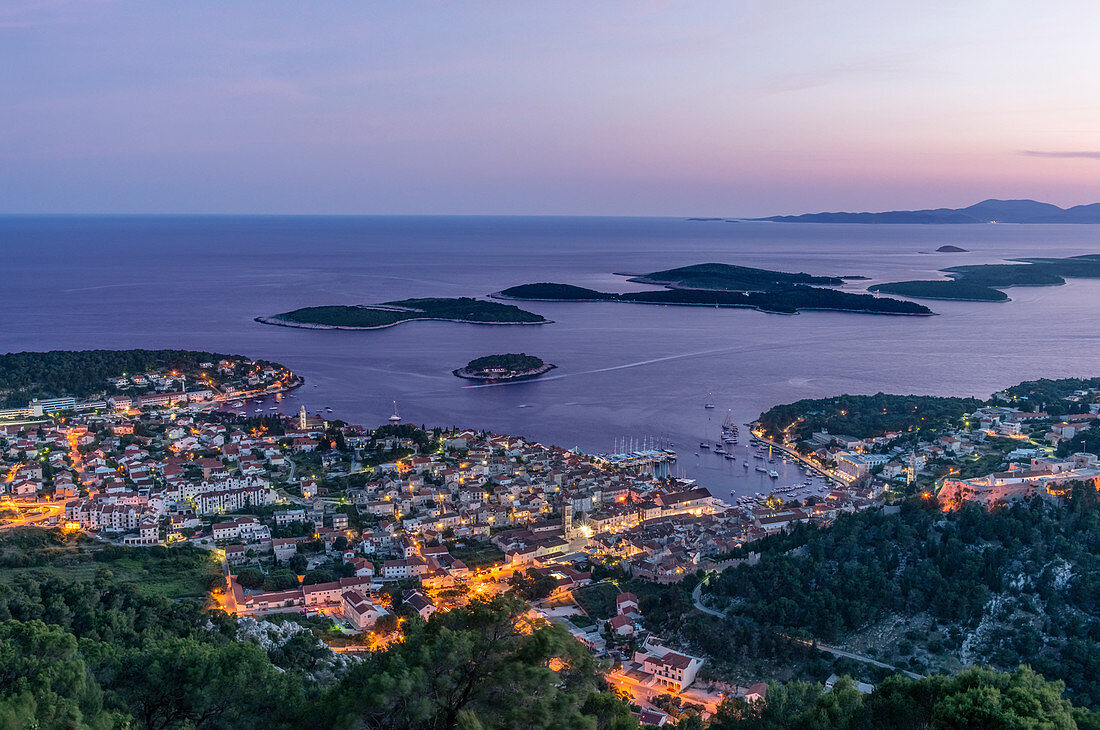 Luftaufnahme einer Küstenstadt bei Nacht, Kroatien