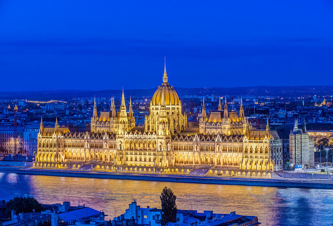 Blick auf das Parlamentsgebäude in Dämmerung, Budapest, Ungarn
