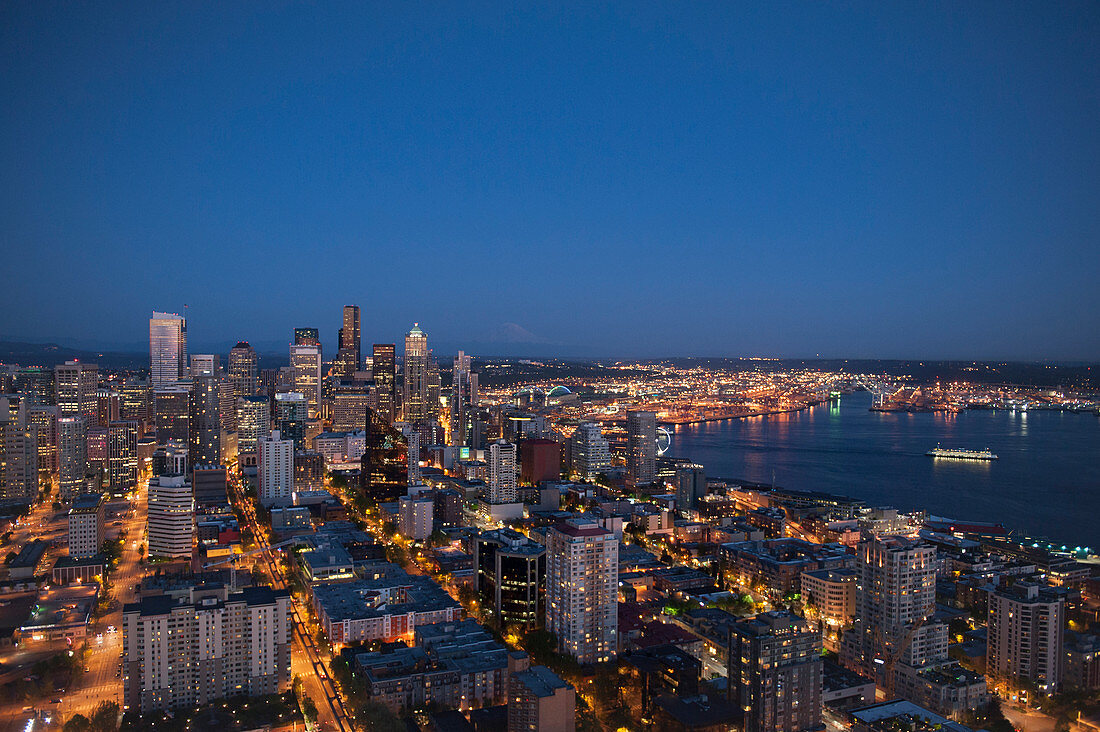 Luftaufnahme der Skyline von Seattle, beleuchtet bei Nacht, Washington, Vereinigte Staaten