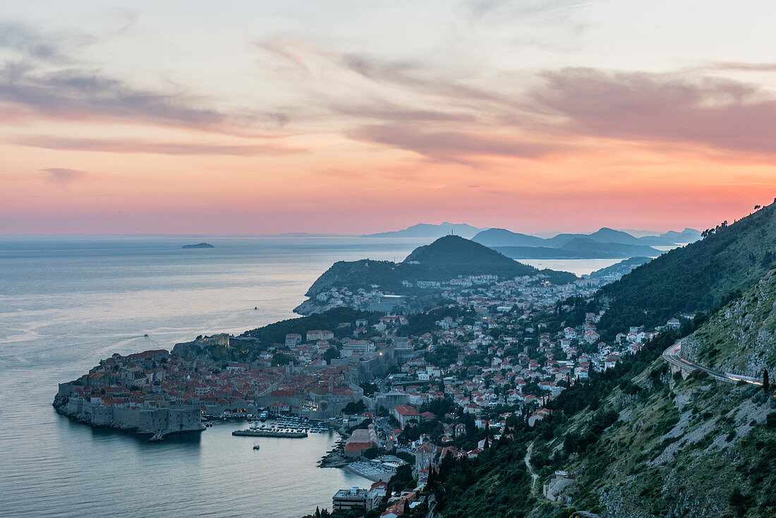 Luftaufnahme der Küstenstadt am Hang, Dubrovnik, Dubrovnik-Neretva, Kroatien