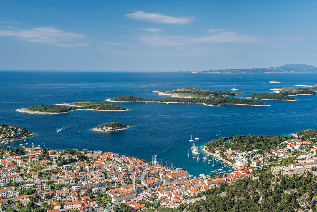 Luftaufnahme der Küstenstadt und der Inseln, Hvar, Split, Kroatien
