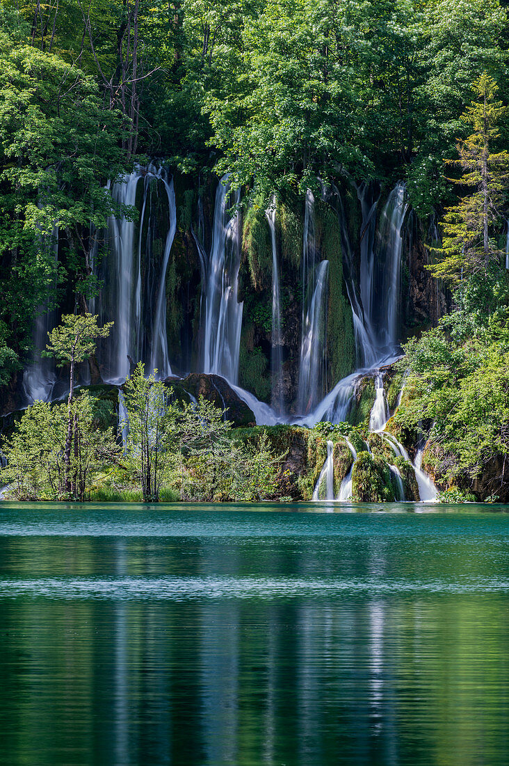 Blick über See auf Wasserfall, Kroatien