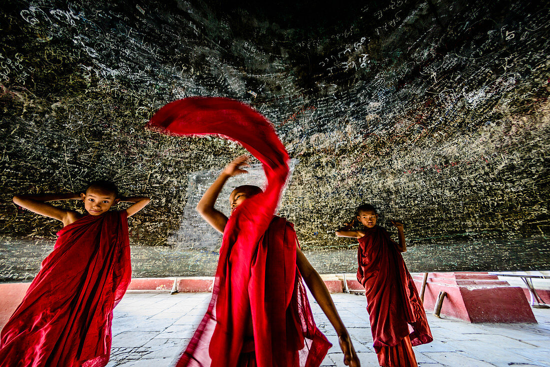 Asiatische Mönche tanzen im historischen Tempel, Mingun, Mandalay, Myanmar