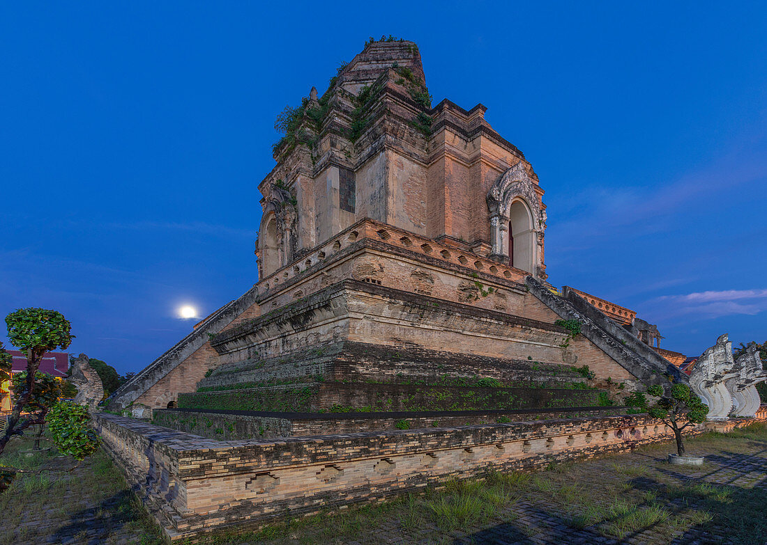 Geschmückter Tempel auf dem Hügel unter dem Nachthimmel, Chiang Mai, Thailand