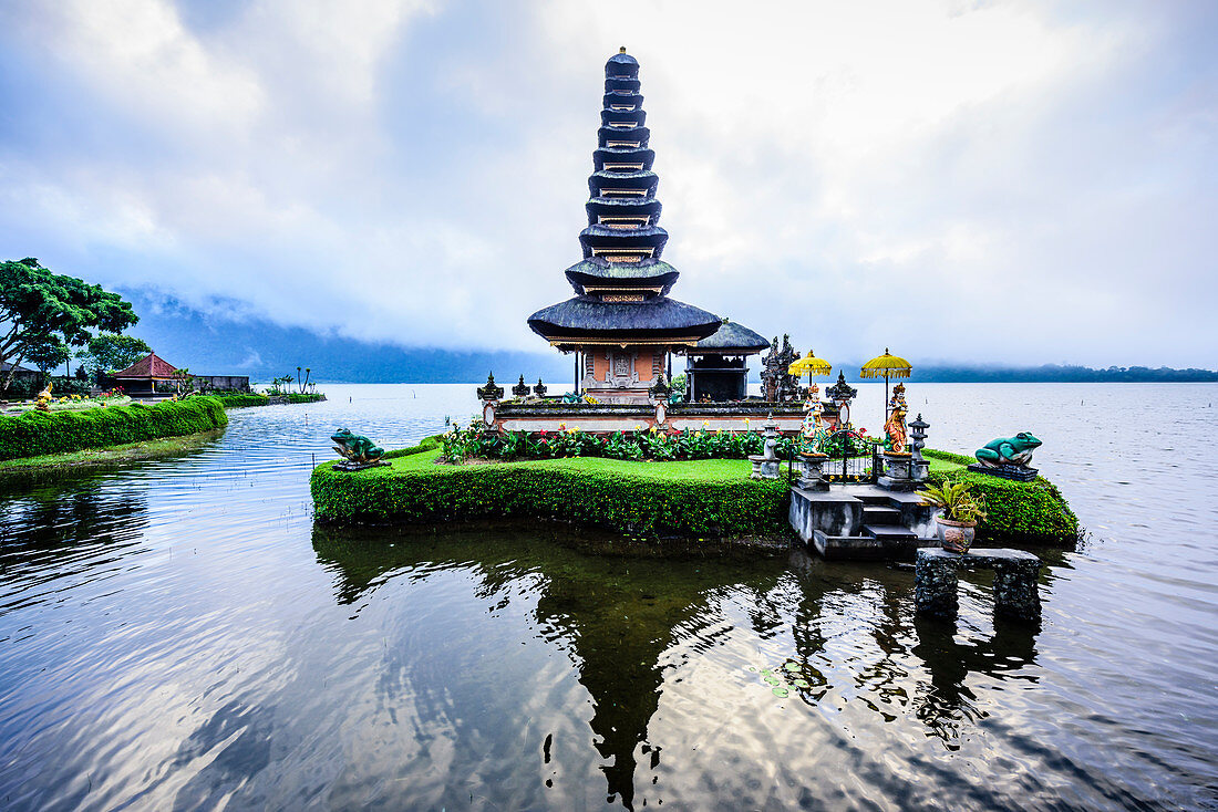 Pagode auf dem Wasser schwimmend, Baturiti, Bali, Indonesien, Baturiti, Bali, Indonesien