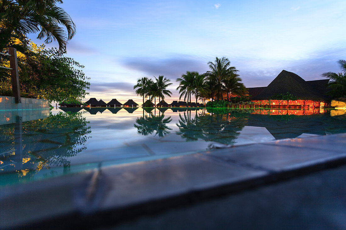 Palmen und tropischer Kurort, Bora Bora, Französisch-Polynesien