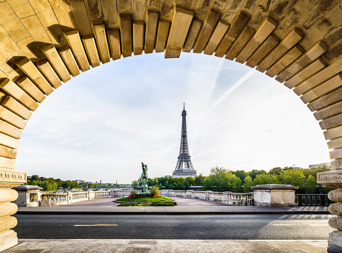 Blick durch Bogen auf den Eiffelturm, Paris, Frankreich