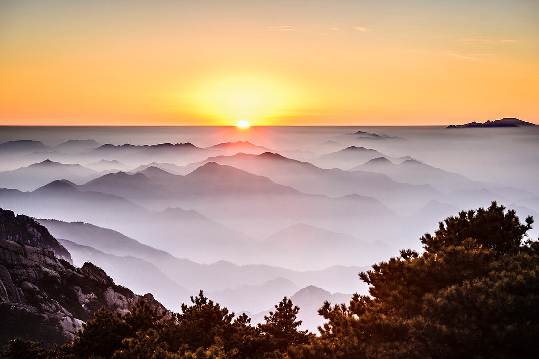 Nebel über felsige Berge, Huangshan, Anhui, China