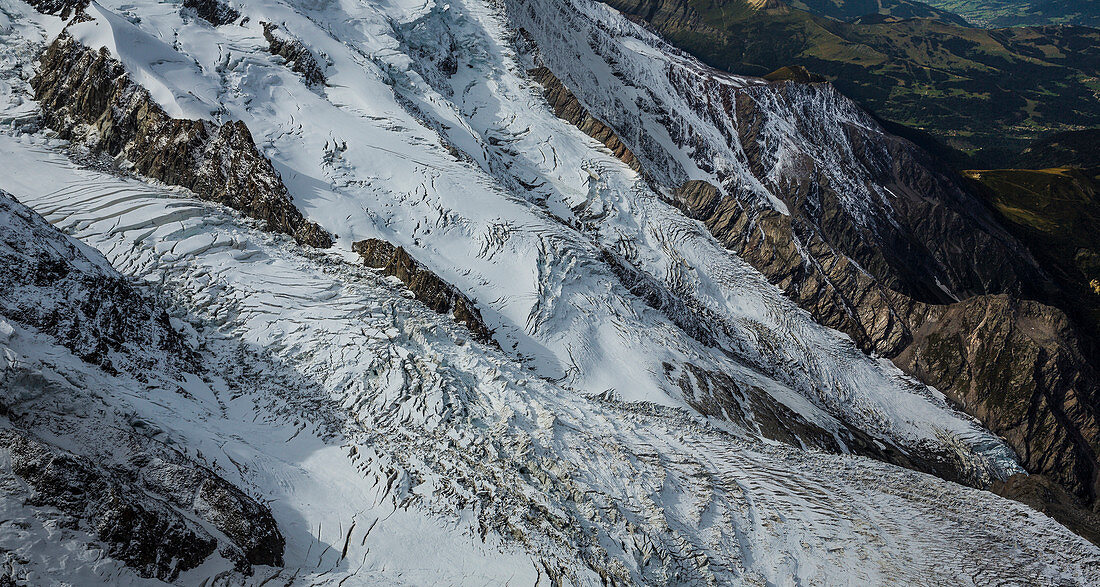 Verschneite Gletscher in den Bergen, Chamonix, Frankreich