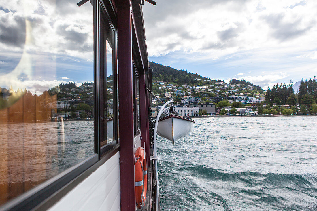 Rettungsboot hängt am Schiff