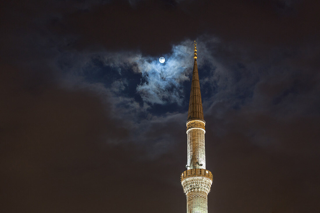 Vollmond über dem Turm der Blauen Moschee bei Nacht, Istanbul, Türkei