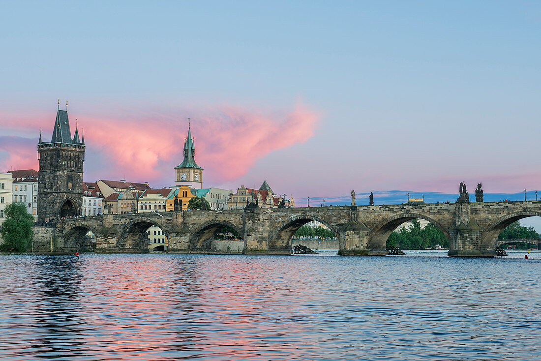Karlsbrücke und Stadt bei Sonnenuntergang, Prag, Tschechien