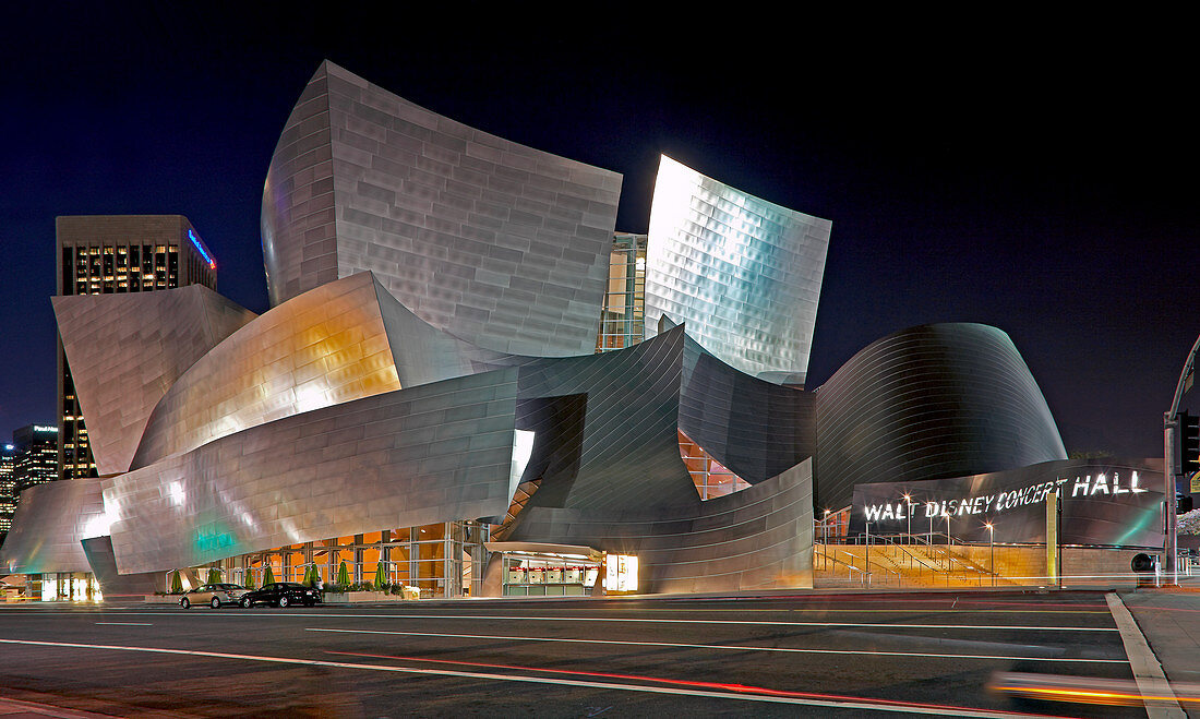 Walt Disney Concert Hall in der Nacht, Los Angeles, Kalifornien, Vereinigte Staaten von Amerika
