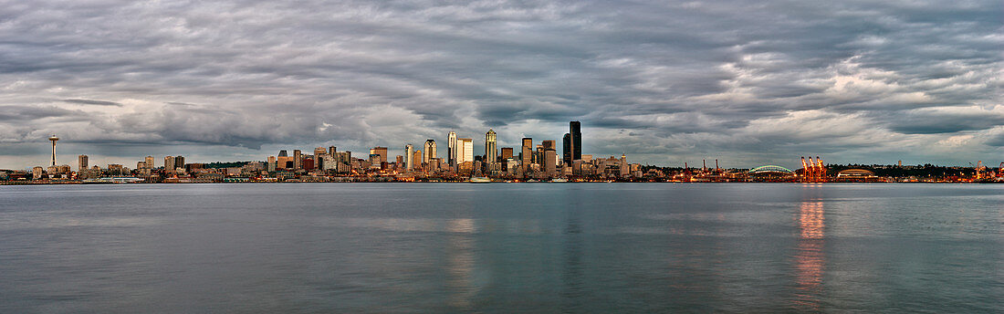 Seattle Skyline vom Wasser aus, Seattle, Washington, Vereinigte Staaten von Amerika