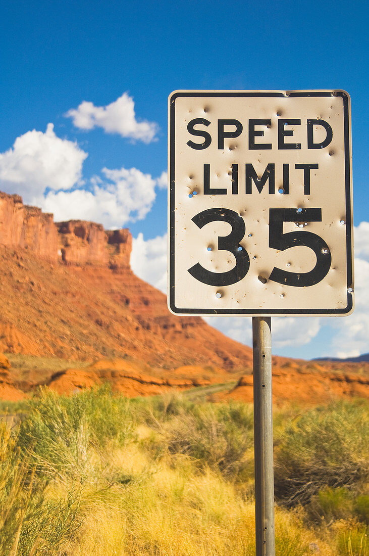 Einschusslöcher im Geschwindigkeitsschild, Moab, Utah, Vereinigte Staaten von Amerika
