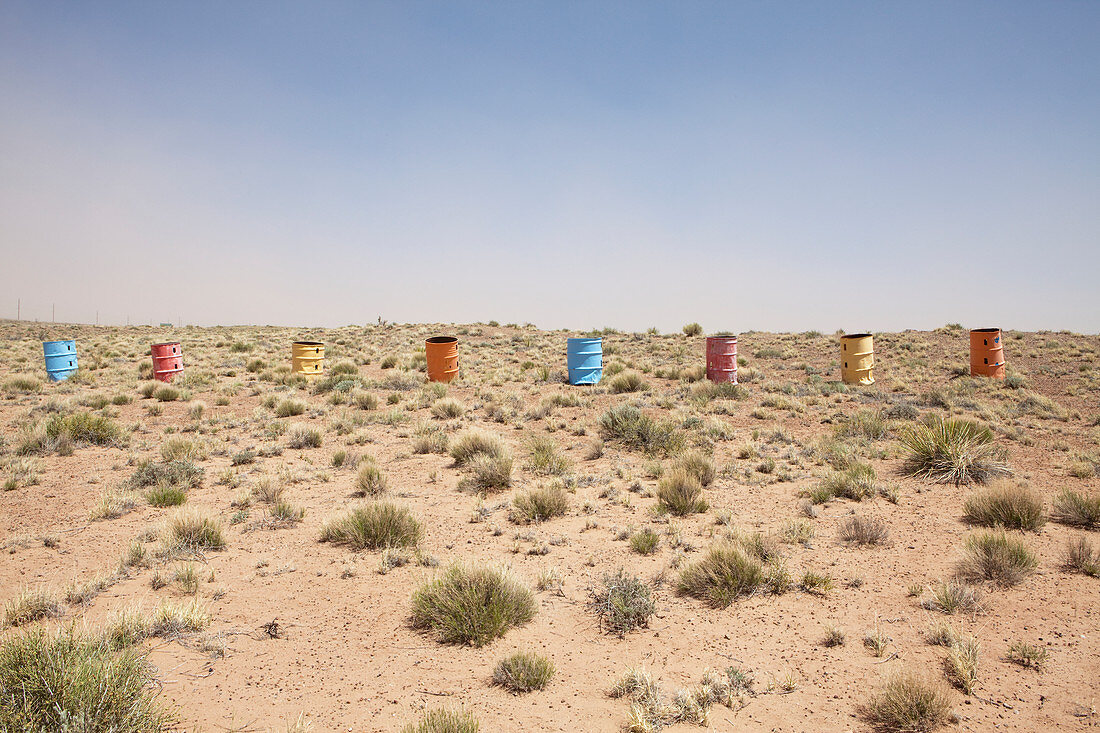 Bunte Reihe von Fässern in der Wüste, Holbrook, Arizona, Vereinigte Staaten von Amerika