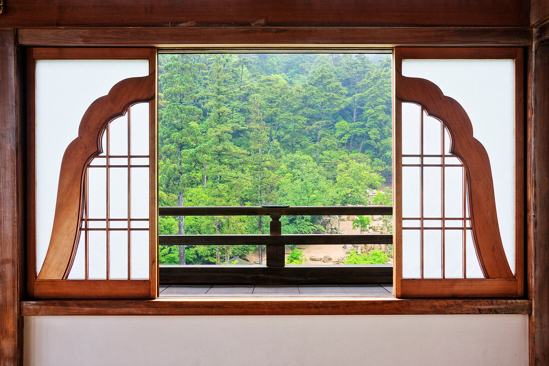 Offenes glockenförmiges Asia-Fenster, Miyajima-Insel, Präfektur Hiroshima, Honshu-Insel, Japan, Asien