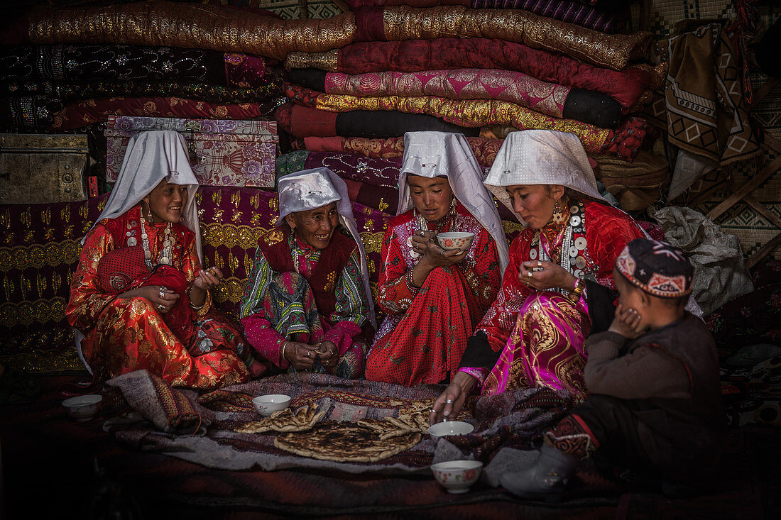 Kyrgyz women drink tea, Afghanistan, … – License image – 71312427 ❘ lookphotos