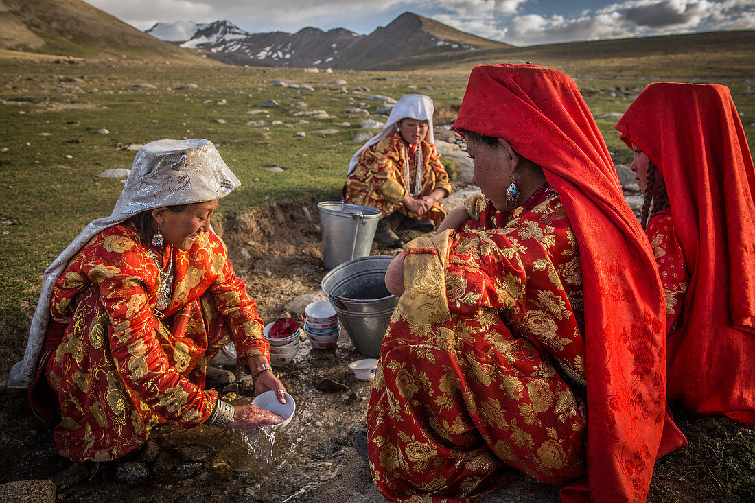 Kirgisinnen beim Abwasch, Pamir, Afghanistan, Asien