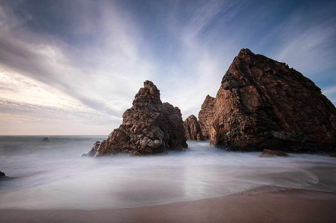 Felsen am Strand von Praia da Ursa, Colares, Sintra, Portugal