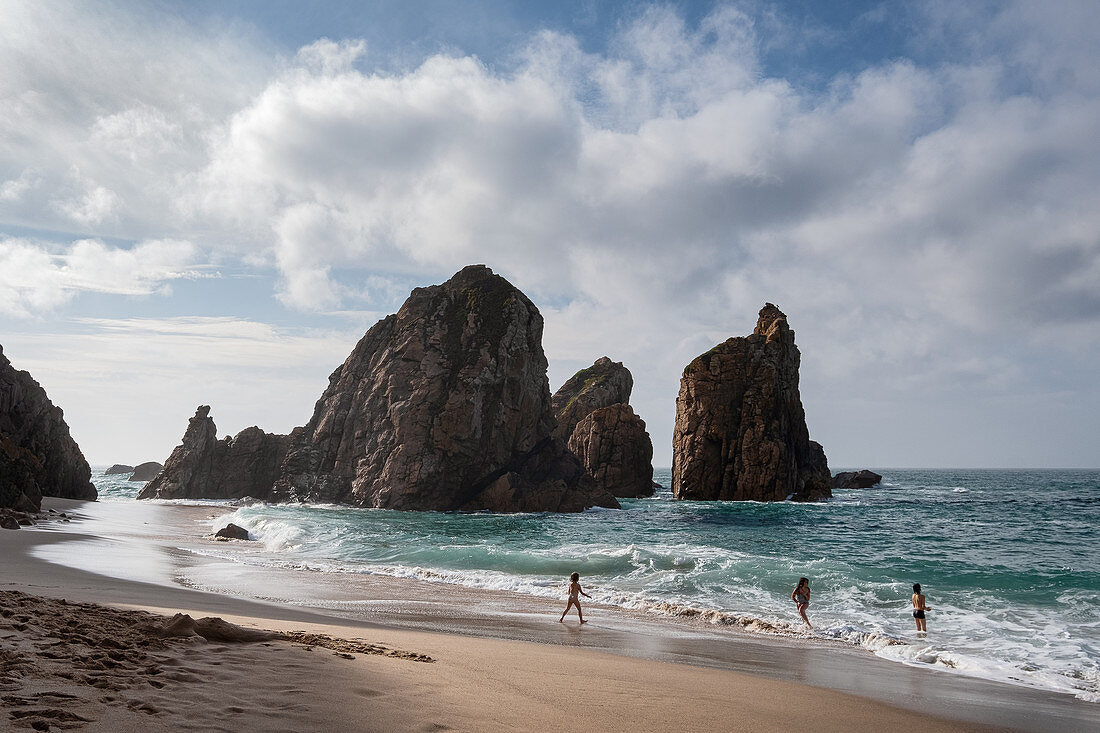 Beach Praia da Ursa with bathing visitors, Colares, Sintra, Portugal