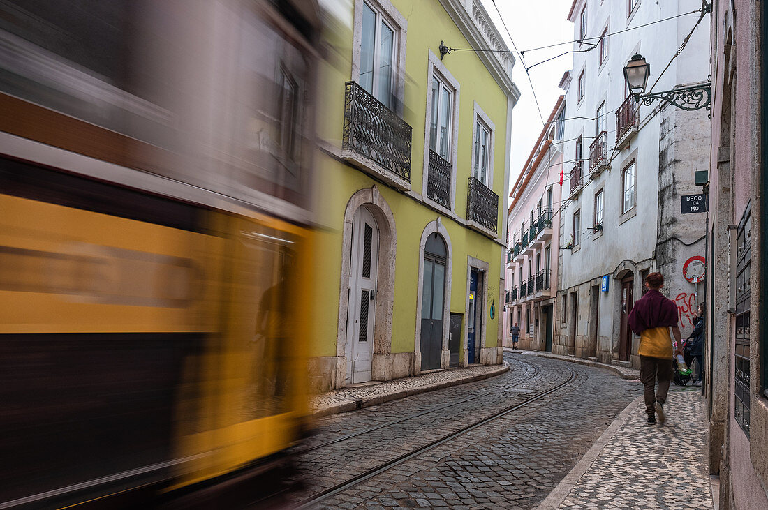 Traditionelle Straßenbahn in enger Straße, Alfama, Lissabon, Portugal