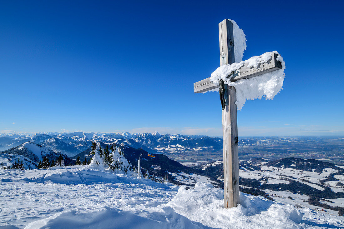 Verschneites Gipfelkreuz an der Hochries, Hochries, Chiemgauer Alpen, Oberbayern, Bayern, Deutschland