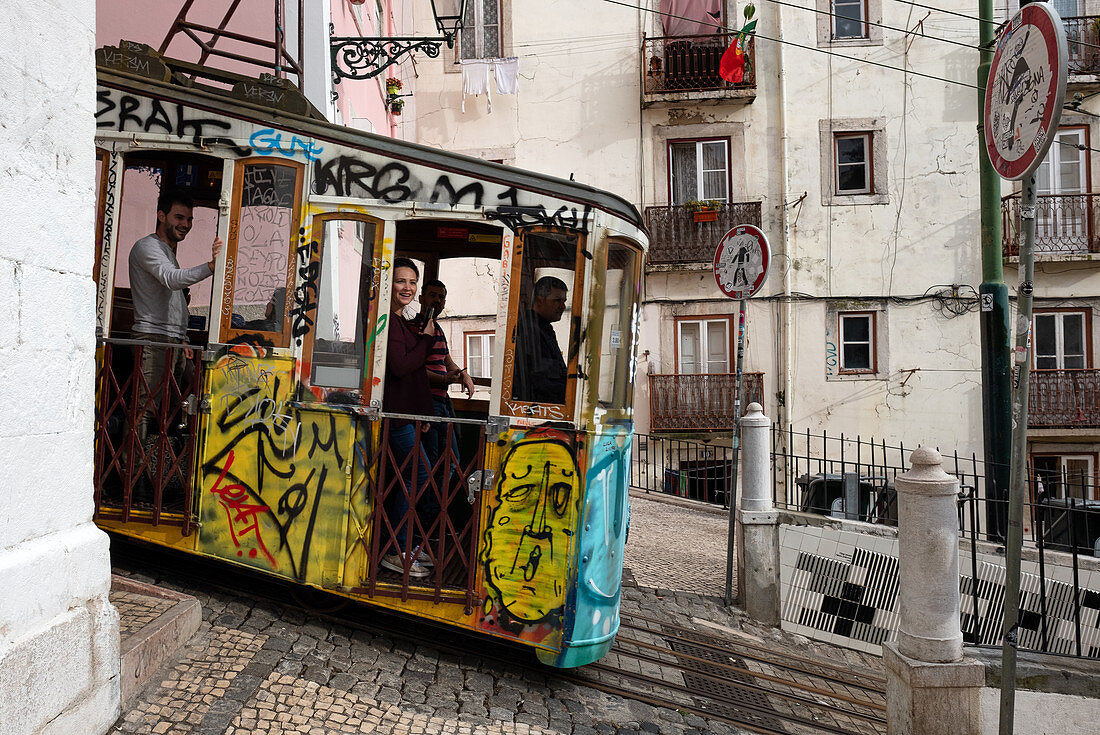 Touristen im Wagen des Elevador da Bica, Rua da Bica de Duarte Belo, Lissabon, Portugal