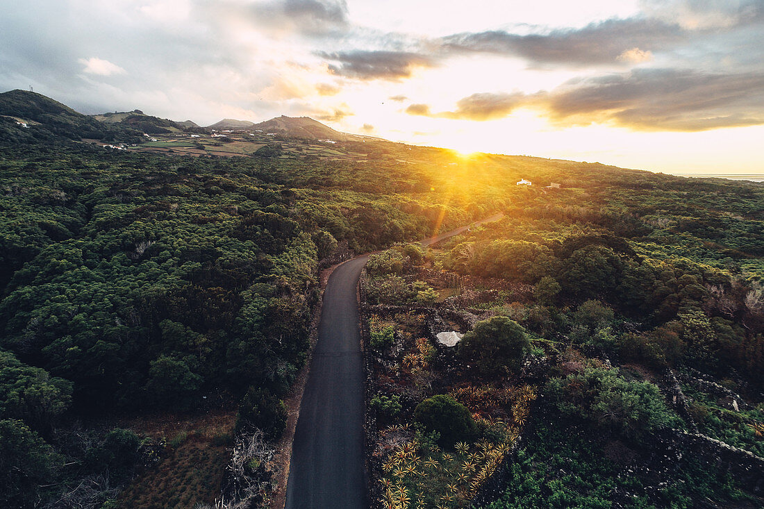 Sttraße bei Sonnenuntergang im Hinterland der Insel Pico, Azoren, Portugal
