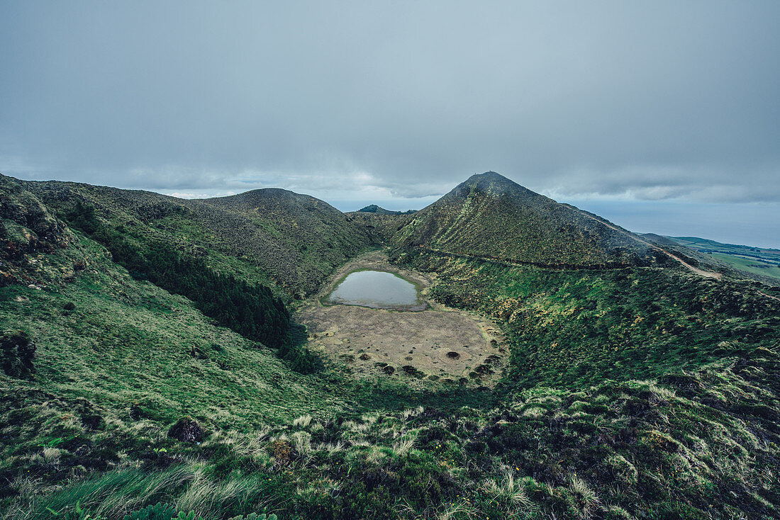 Kratersee und Hügel auf der Insel Sao Miguel, Azoren, Atlantischer Ozean, Atlantik, Europa